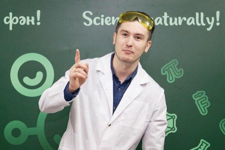 Михаил Глухов, 29 лет  Окончил КФУ  по специальности   Геология месторождений полезных ископаемых. Кандидат геолого-минералогических наукОпыт работы с детьми более 9 летЛюбимая программа - Космическая одиссея
