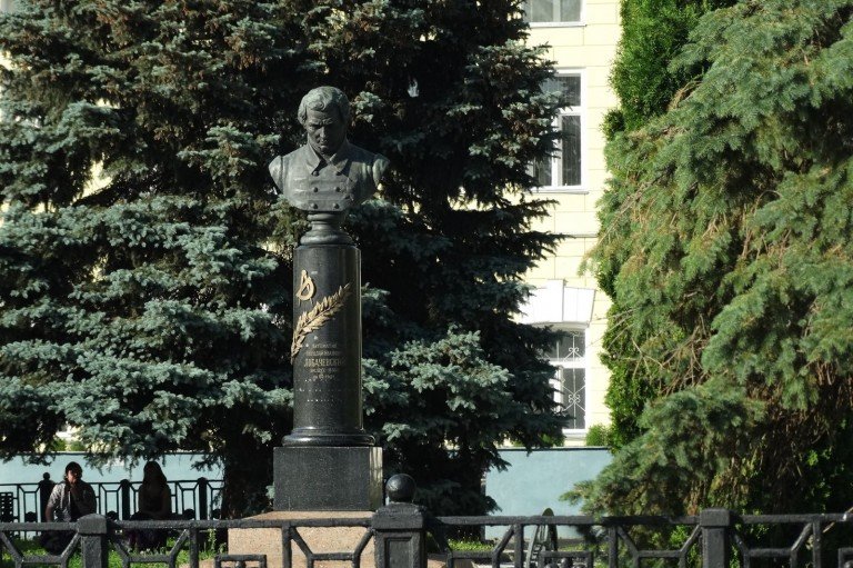 Локация №4. Памятник Лобачевскому в сквере Лобачевского