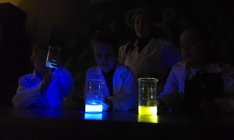 Что светится ярче?
